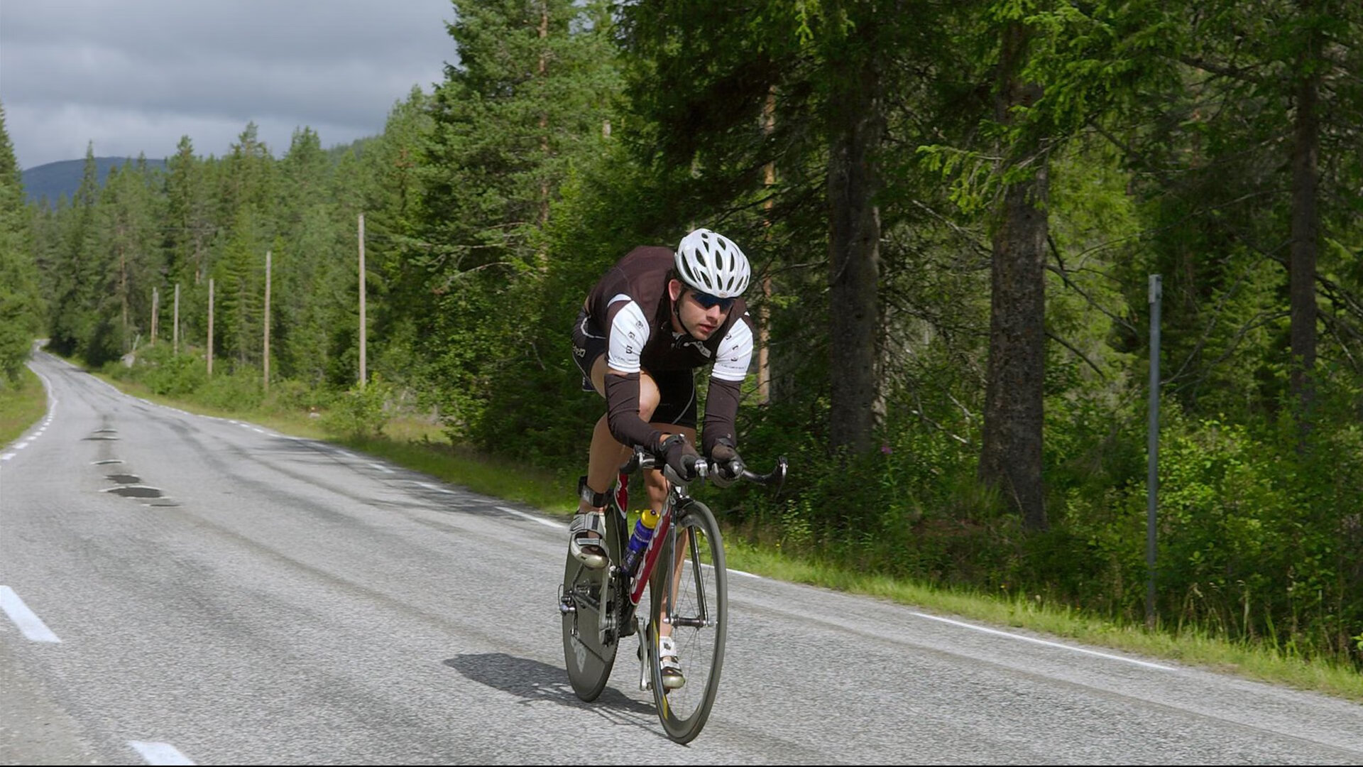 ac米兰中文官网-瑞士替补席自带小木屋取暖，观众羡慕疯了，瑞士的小木屋